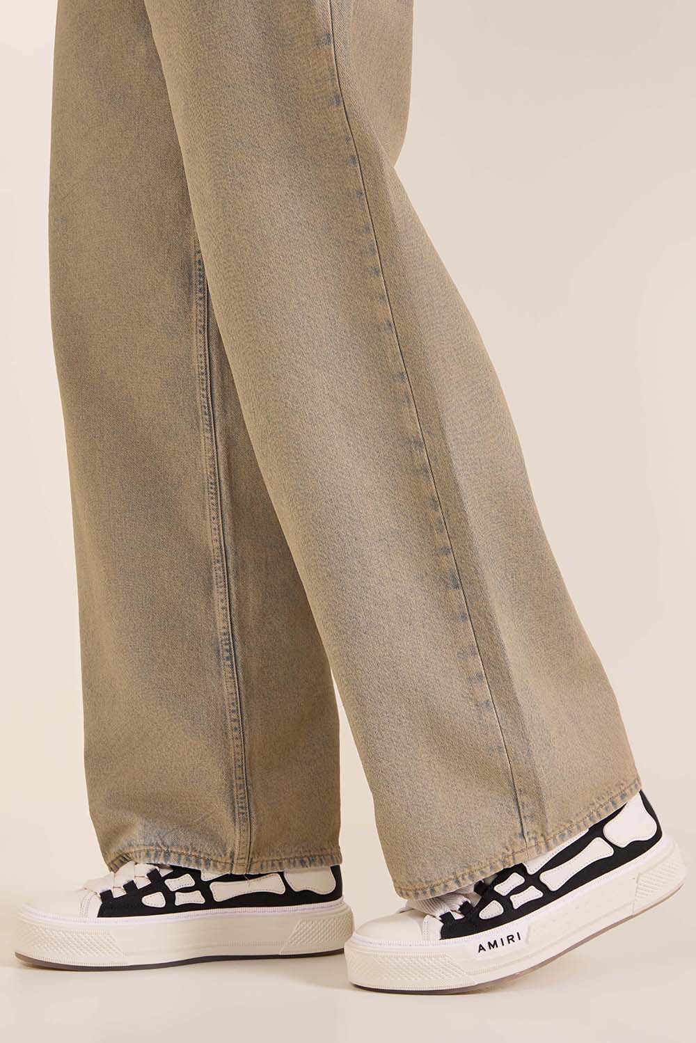 תמונת כל הלוק של נעלי סניקרס